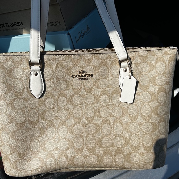 Coach beige tote pirse - Picture 1 of 3